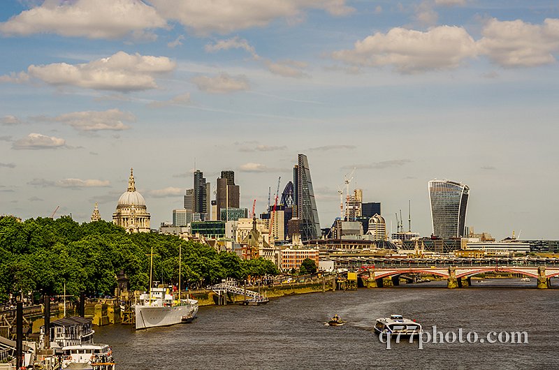 Panoramic city of london, ships on the river thames, modern and 